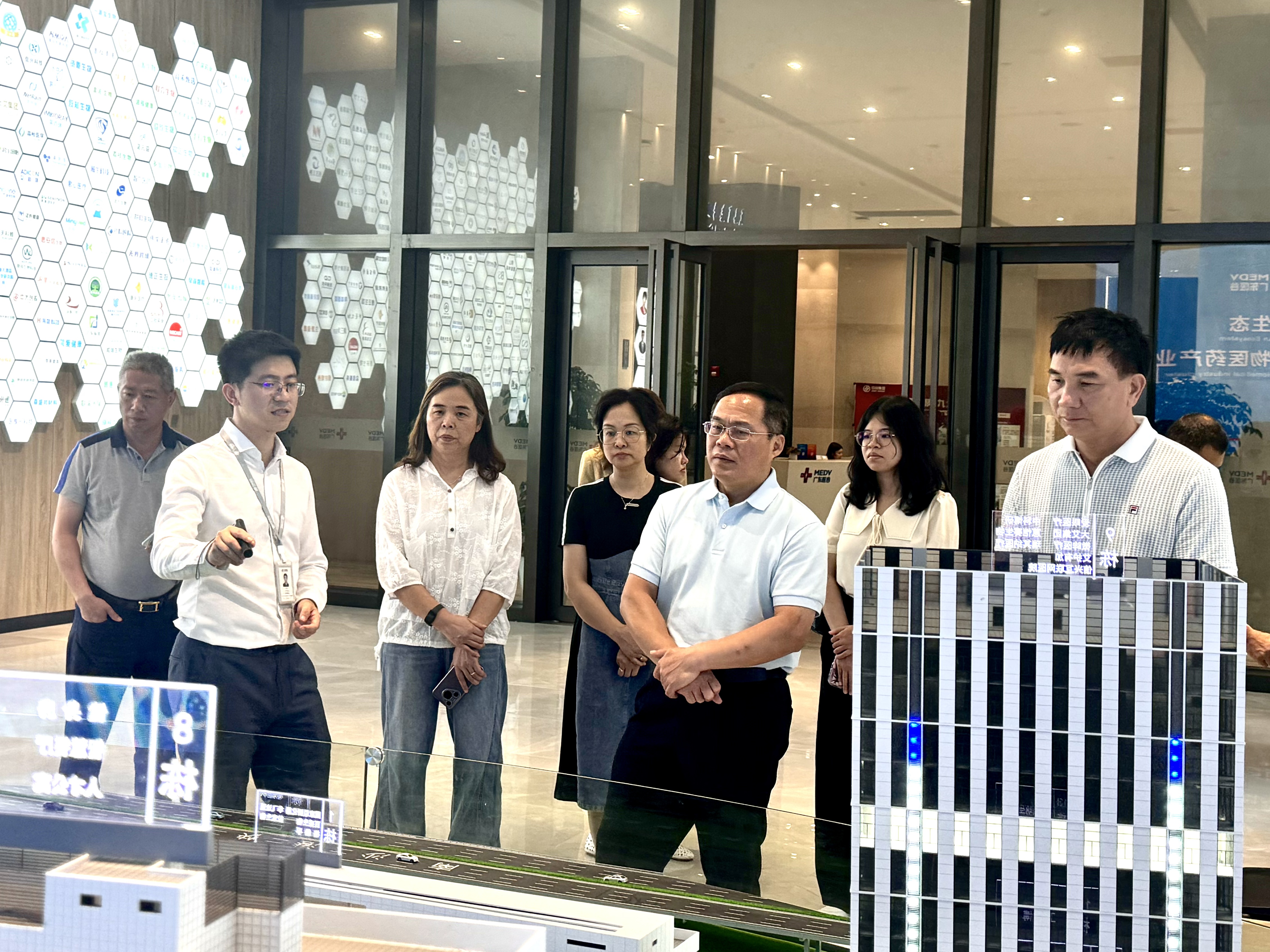 高明区政协党组副书记、副主席黄志明等一行莅临广东医谷考察调研