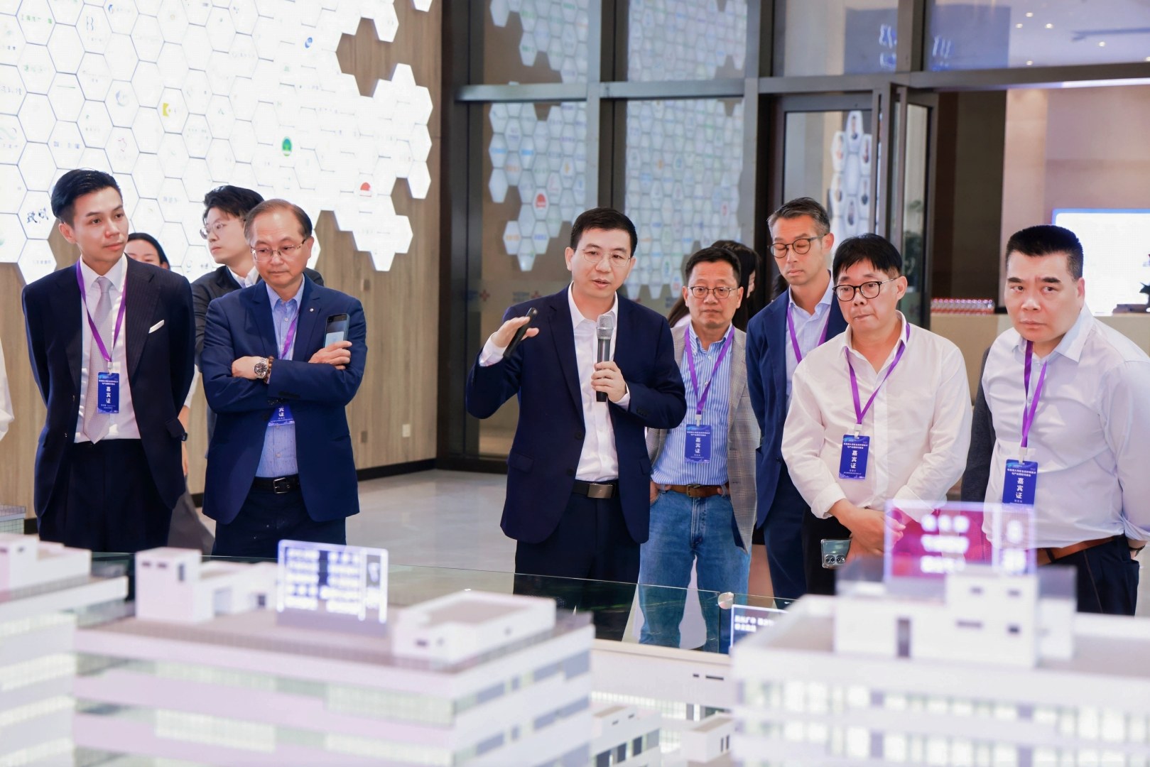 粤港澳大湾区生态环保技术与产业国际对接会来宾莅临广东医谷考察