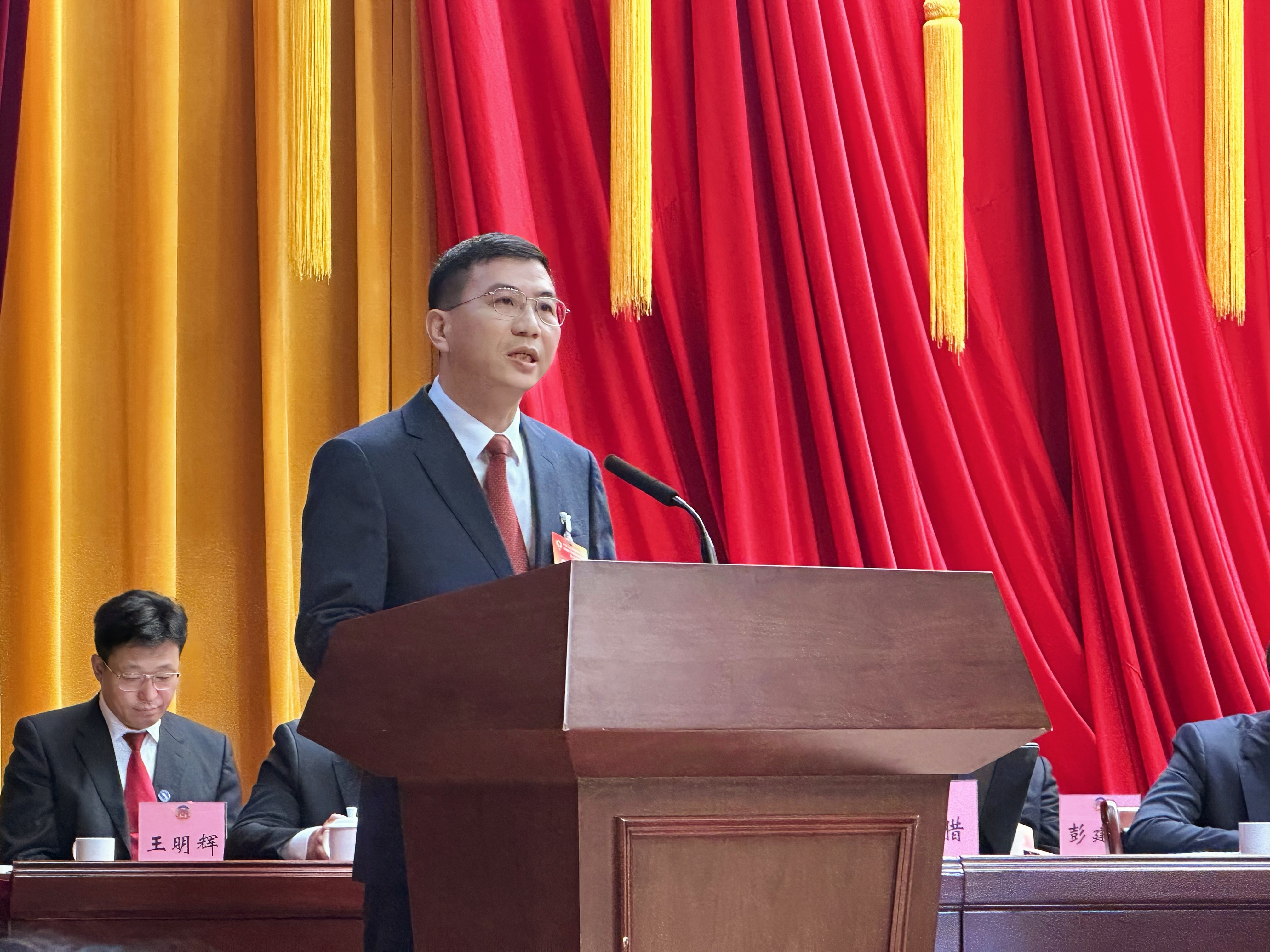 香港环保产业协会会长郑文聪表示，南沙拥有雄厚的产业基础和创新的政策环境，香港在环保技术研发和国际资源对接方面具有独特优势，此次活动为两地优势互补、协同创新提供了高效平台。参与活动的香港企业家代表纷纷表示，南沙的产业配套和政策支持令人印象深刻，期待在节能环保、绿色金融等领域开展更深层次合作。  作为大湾区生物医药产业的核心载体，广东医谷始终以“产业集群+产业服务+产业投资”为核心，为企业提供从研发到